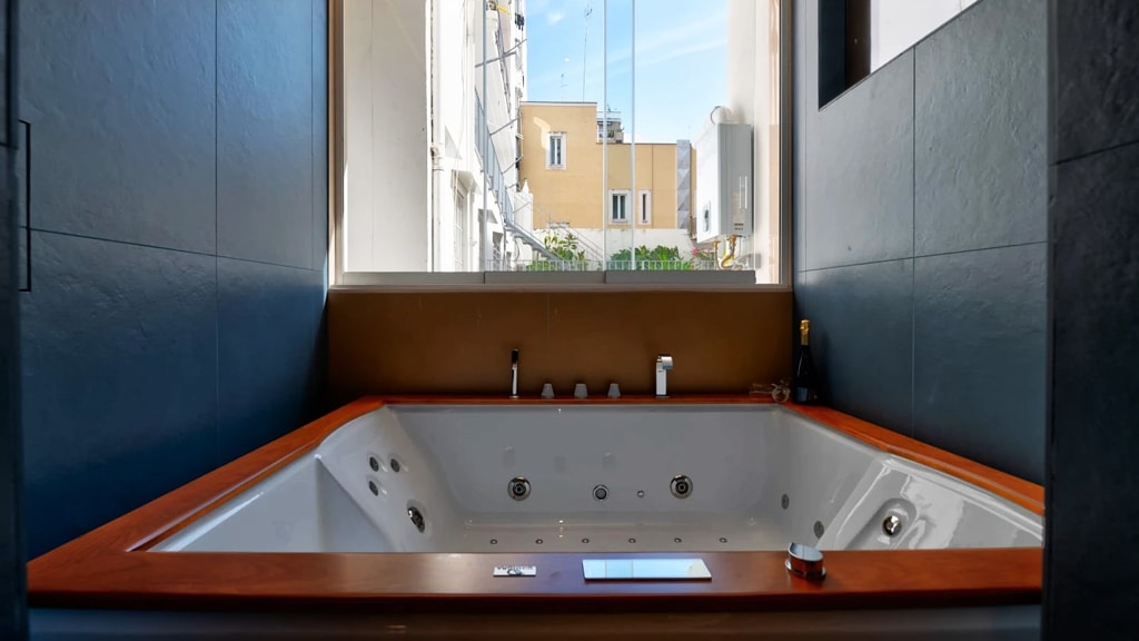 Jacuzzi in Suite - Ermes Suite & Rooms, Bari - DomusCharme