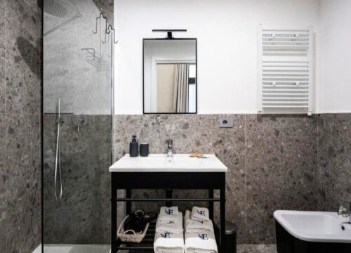 Bagno con Doccia Appartamento - Ermes Argiro, Bari - DomusCharme